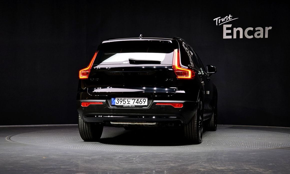 Volvo XC40 B4 Black Edition, 2025