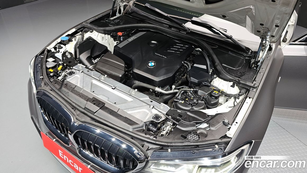 BMW 3-Series 320i Touring M Sports, 2022