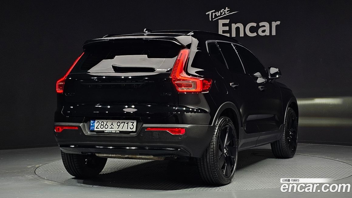 Volvo XC40 B4 Black Edition, 2025