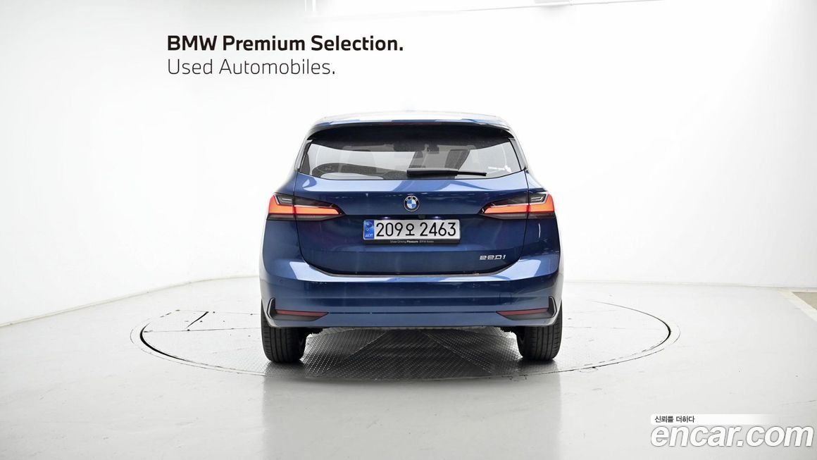 BMW 2-Series 220i Luxury, 2024