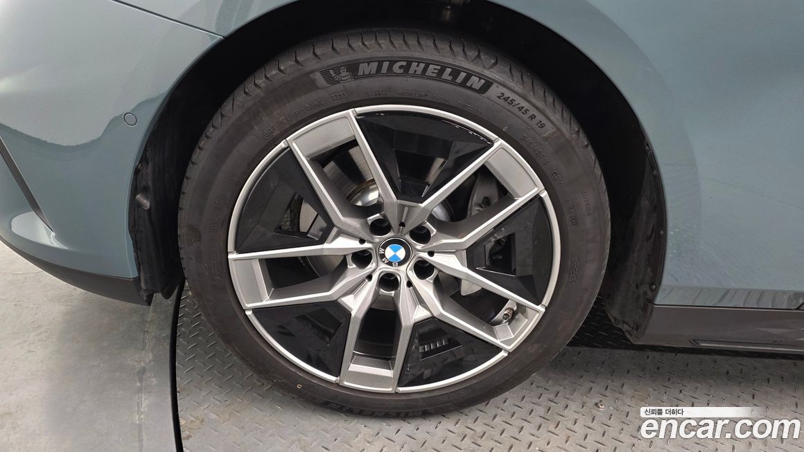 BMW 5-Series 530i xDrive, 2024