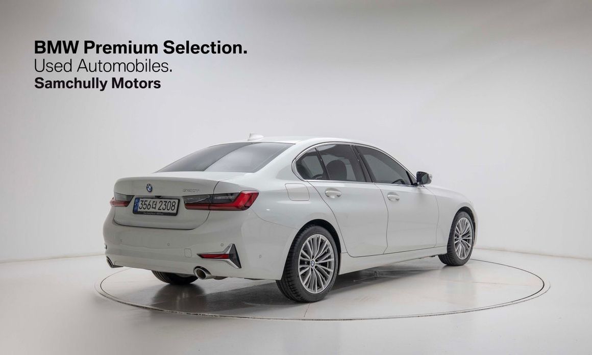 BMW 3-Series 320i Luxury, 2022