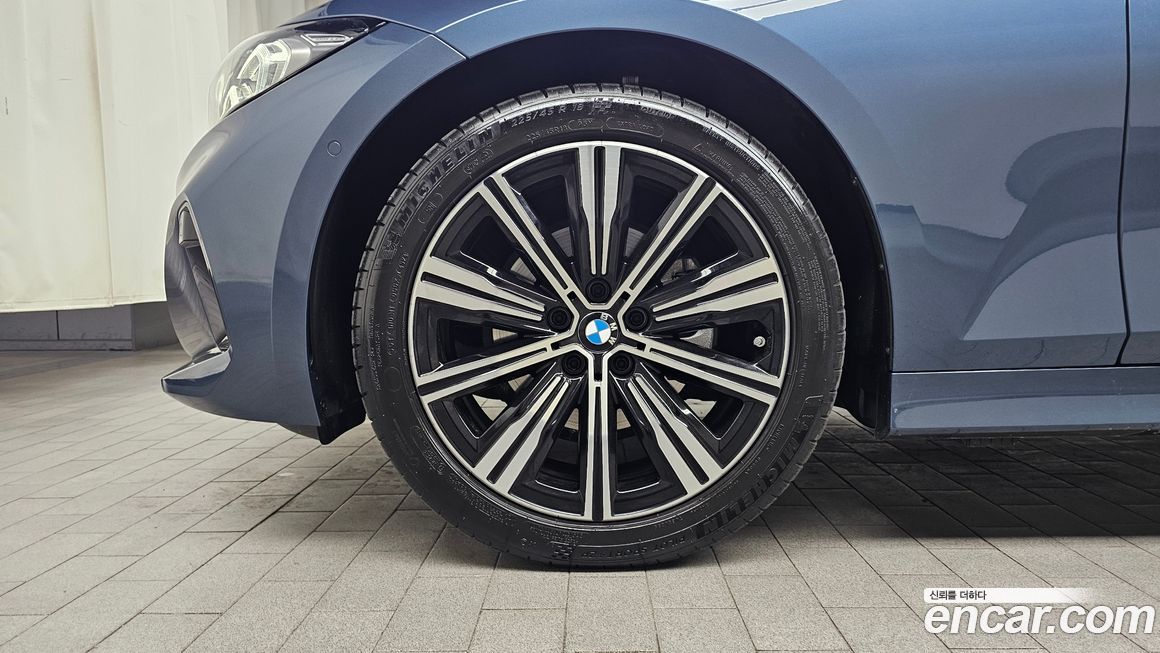 BMW 3-Series 320i, 2025
