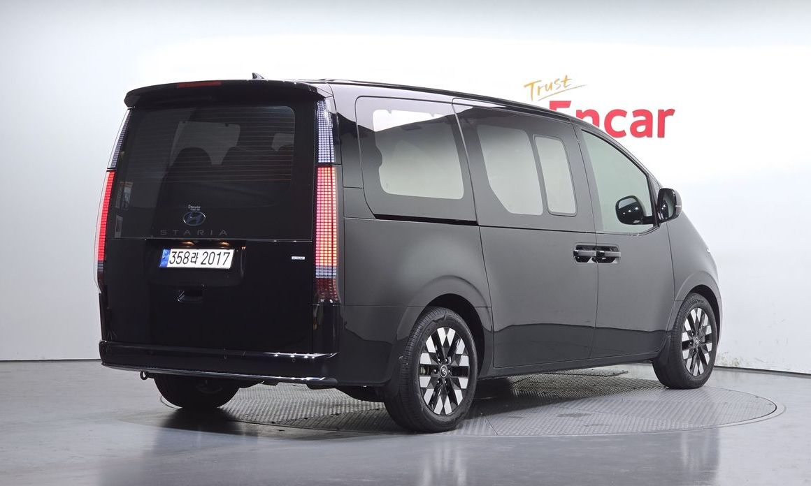 Hyundai Staria 4WD Lounge 9-Seater, 2025