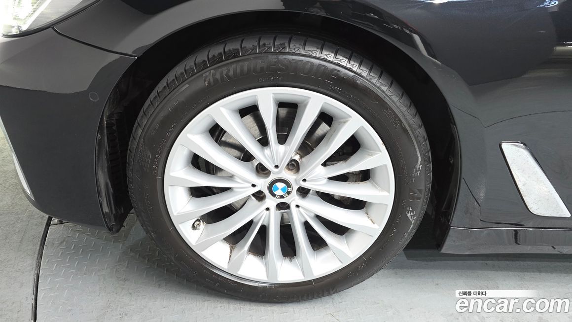 BMW 5-Series 520i Luxury, 2023