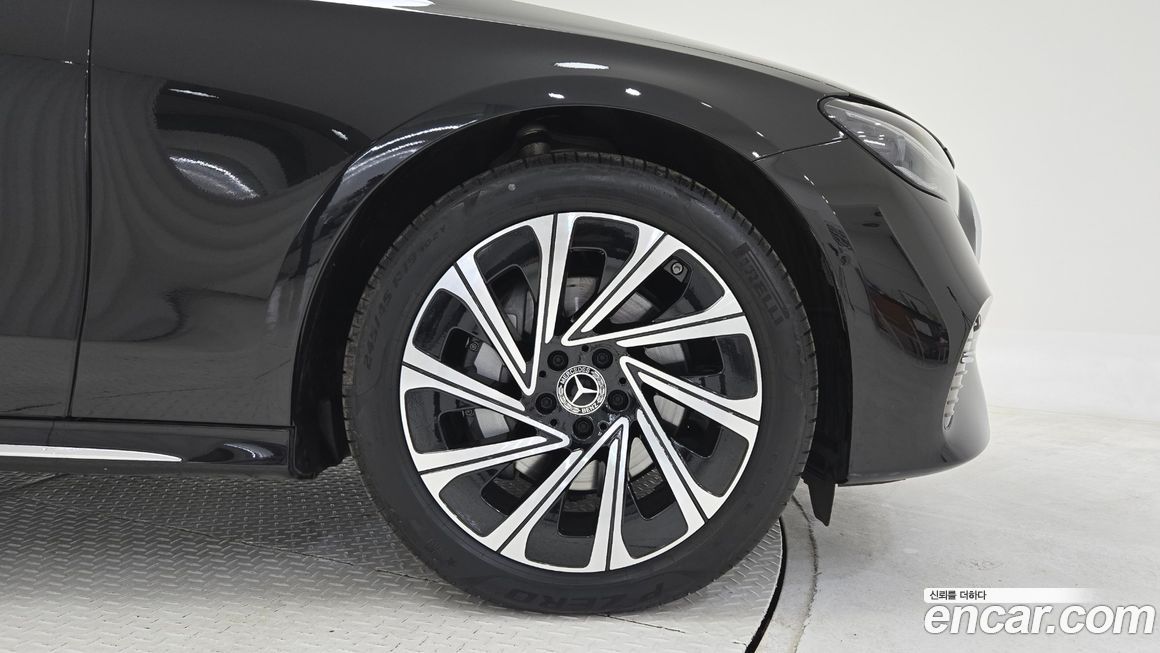 Mercedes-Benz E-Class E300 4MATIC Exclusive, 2025