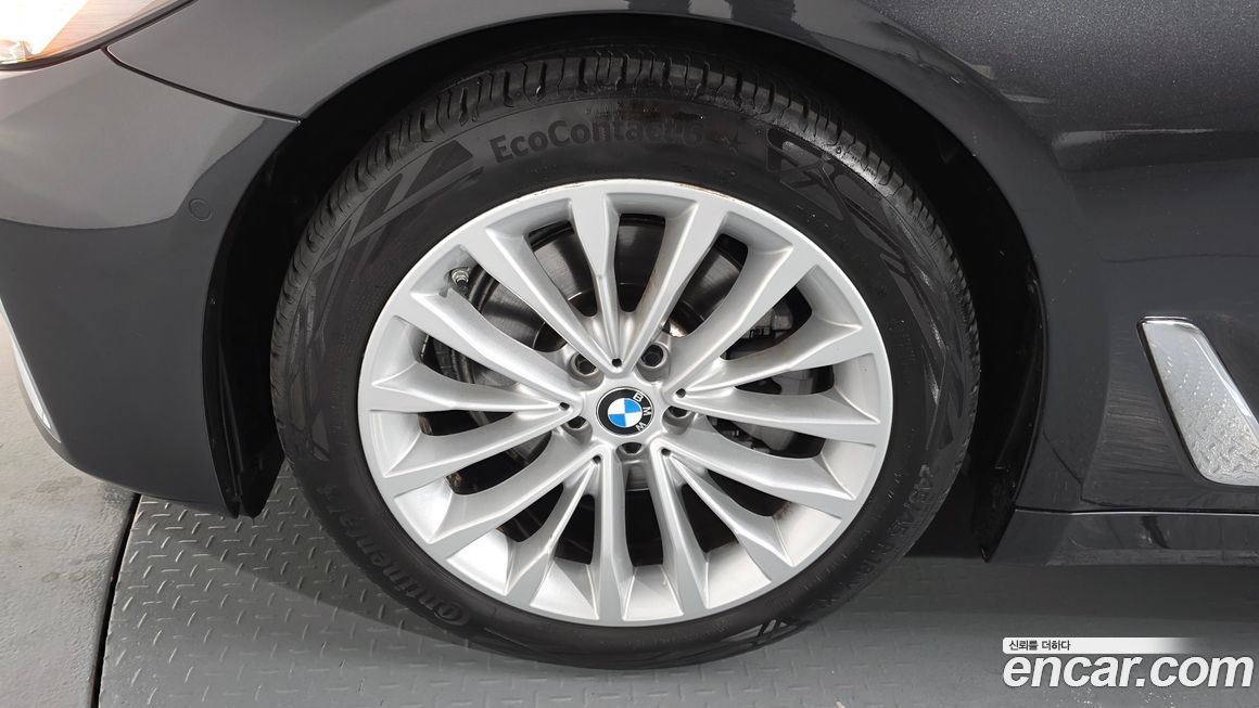 BMW 5-Series 520i Luxury, 2023