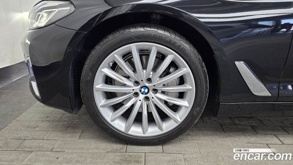 BMW 5-Series 530i xDrive Luxury, 2023