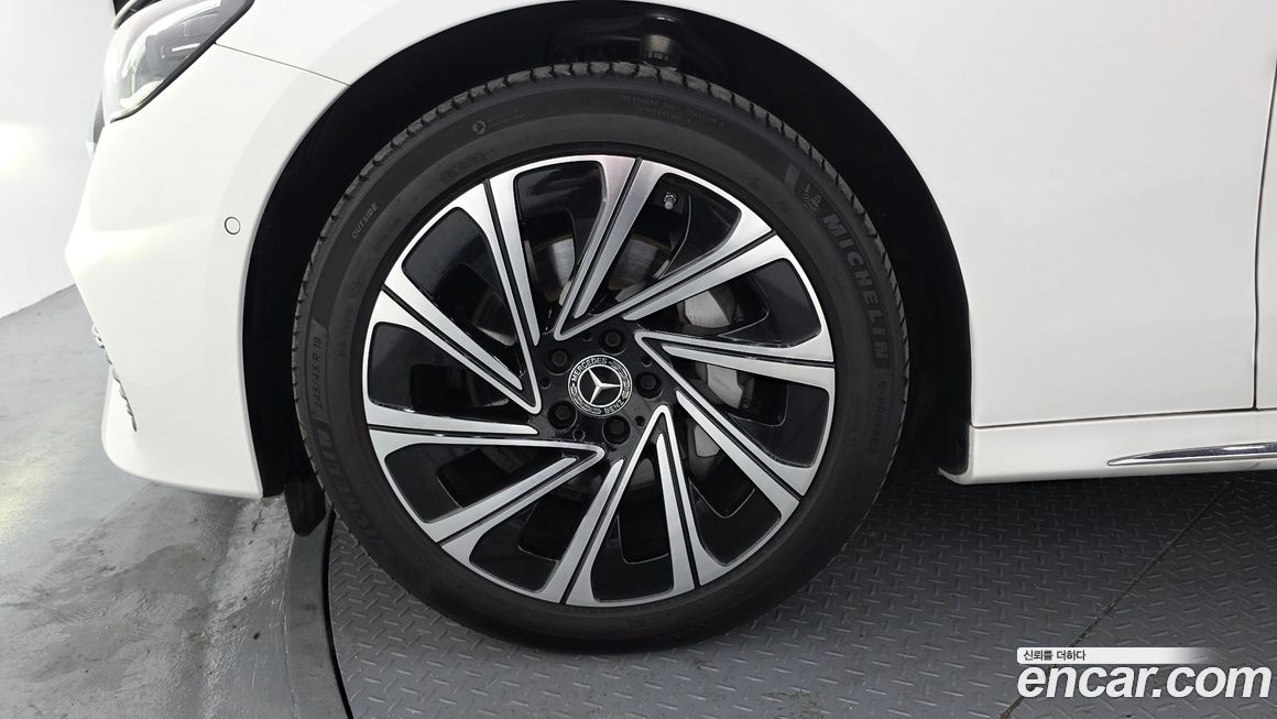 Mercedes-Benz E-Class E300 4MATIC Exclusive, 2025