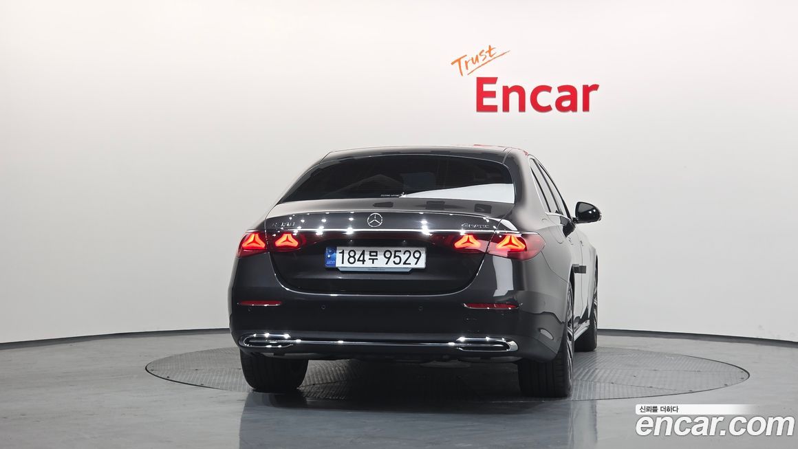 Mercedes-Benz E-Class E300 4MATIC Exclusive, 2025