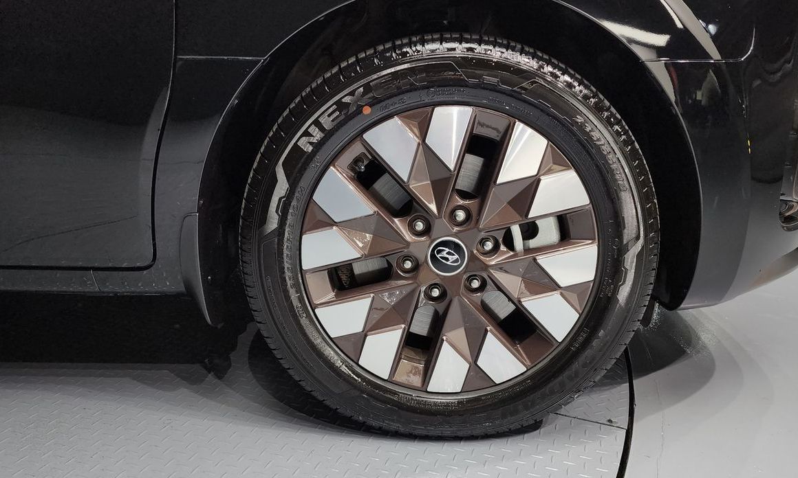 Hyundai Staria 4WD Lounge 7-Seater, 2022