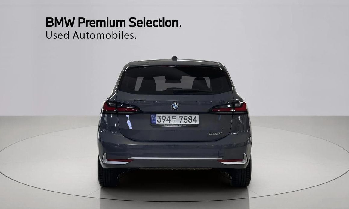 BMW 2-Series 220i Luxury, 2023