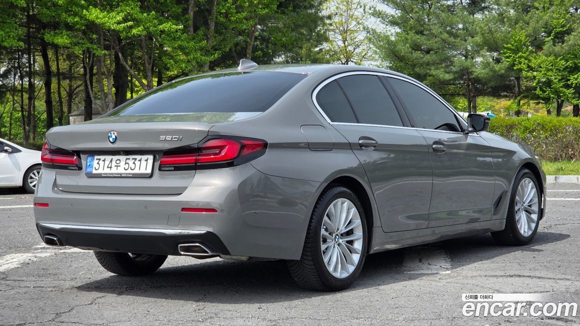BMW 5-Series 520i Luxury, 2022