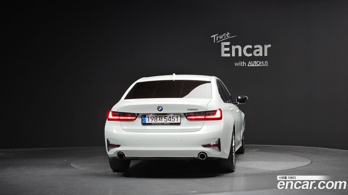 BMW 3-Series 320i Luxury, 2022