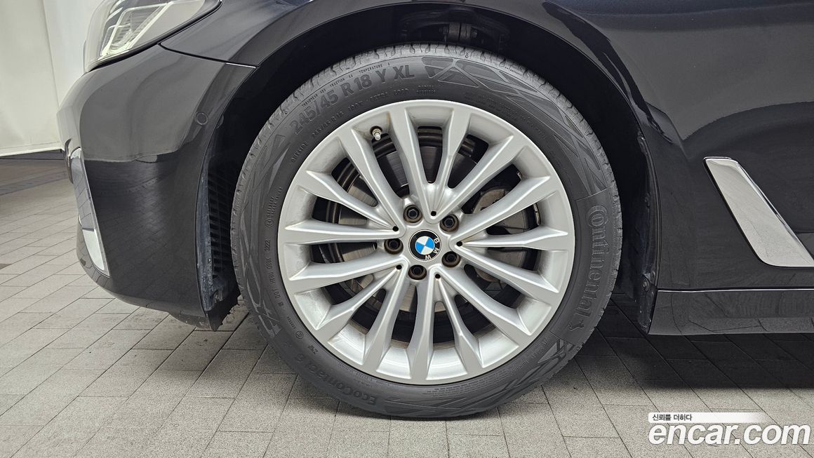 BMW 5-Series 520i Luxury, 2023