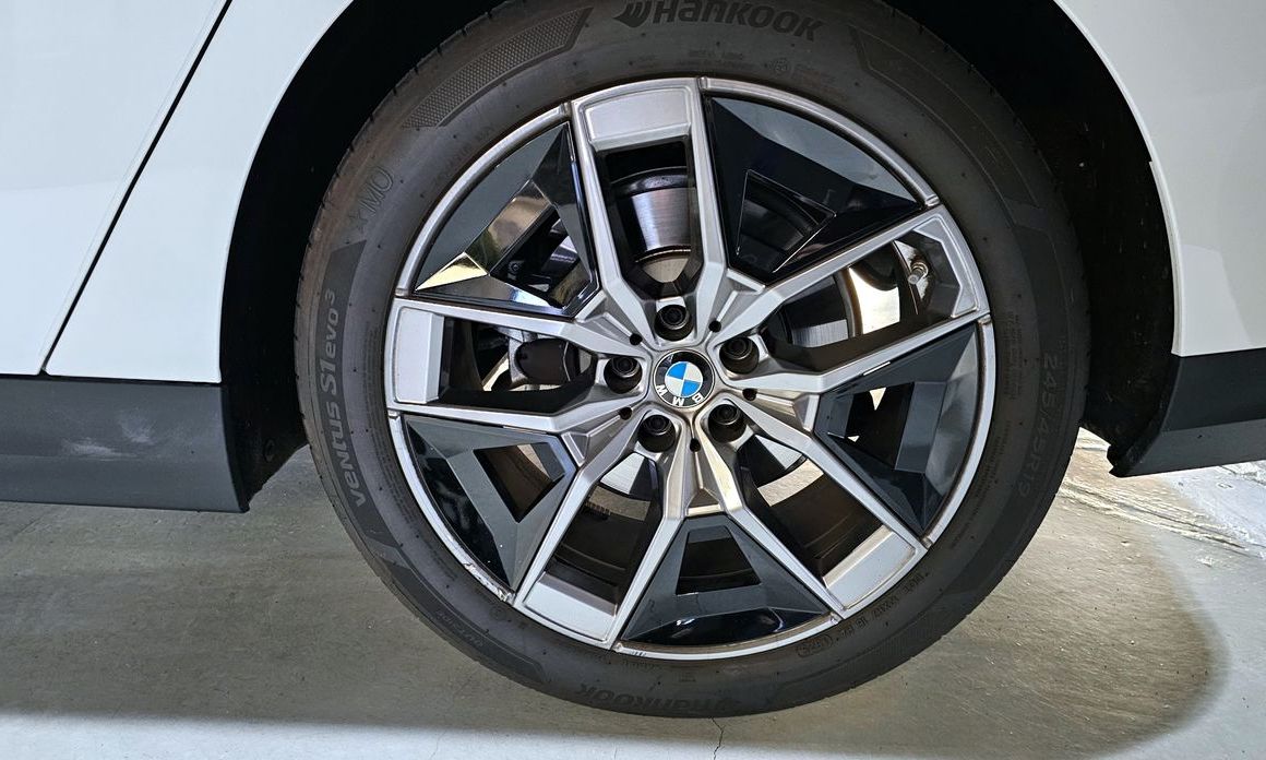 BMW 5-Series 520i, 2025