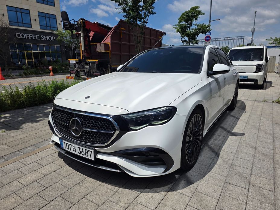 Mercedes-Benz E-Class E300 4MATIC AMG Line, 2025