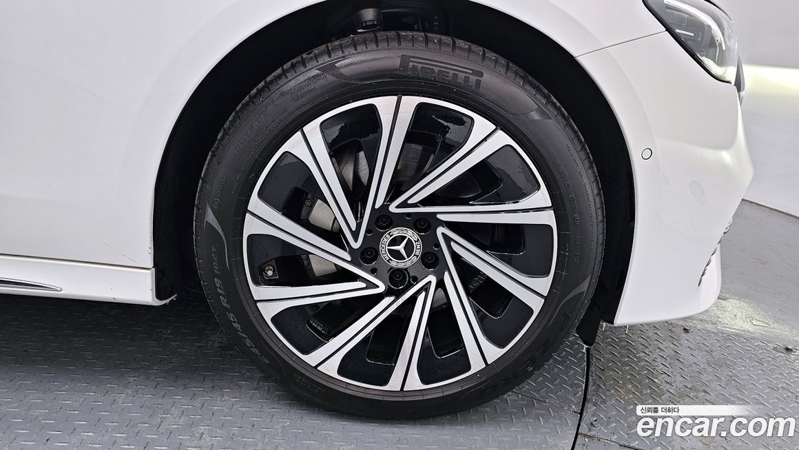 Mercedes-Benz E-Class E300 4MATIC Exclusive, 2025