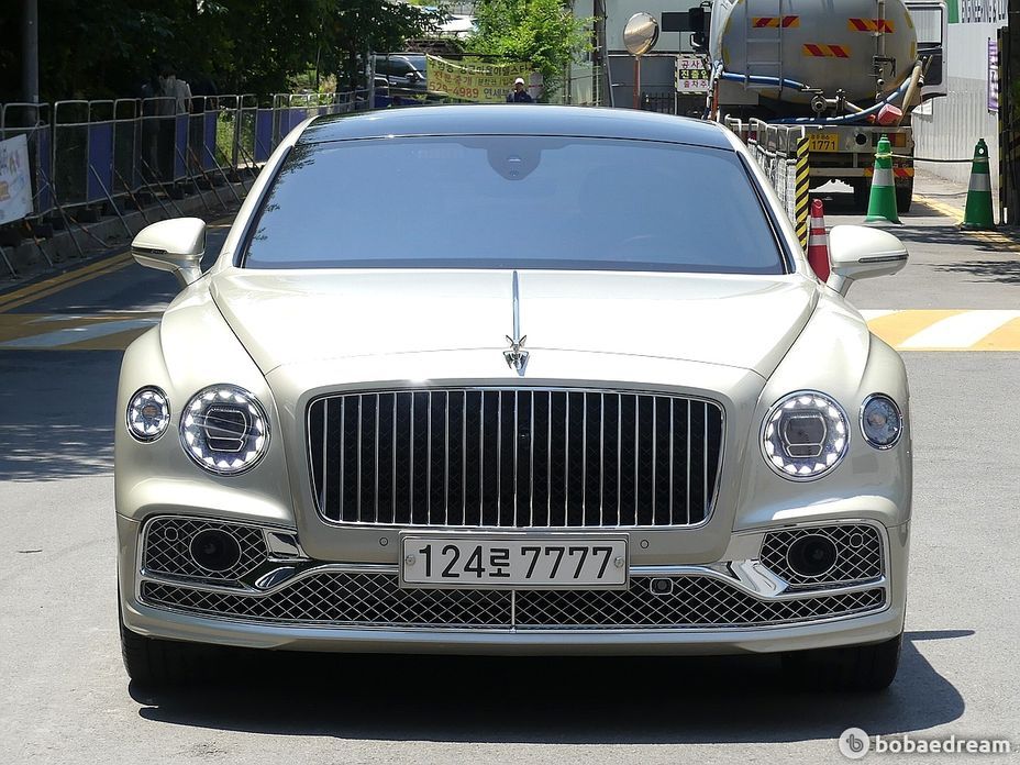 Bentley Flying Spur 4.0 Azure, 2023