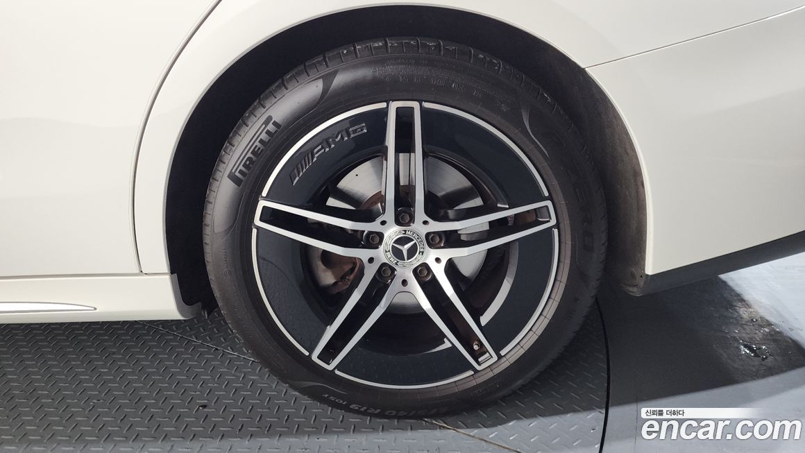 Mercedes-Benz E-Class E300 4MATIC AMG Line, 2024