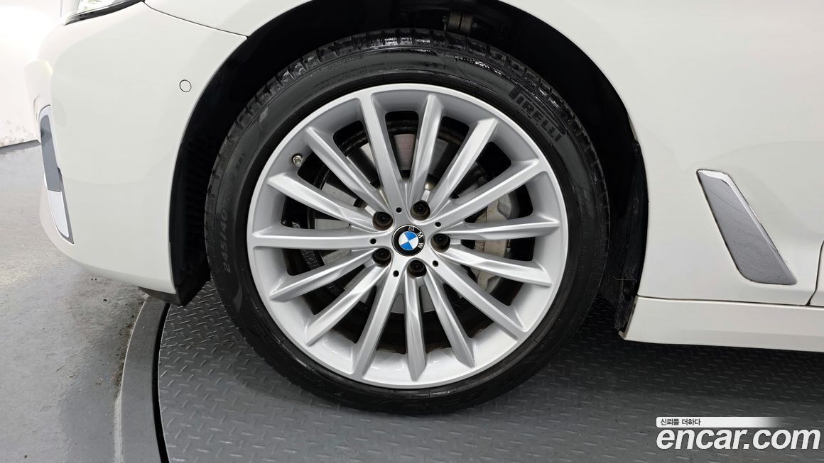 BMW 5-Series 530i Luxury, 2023