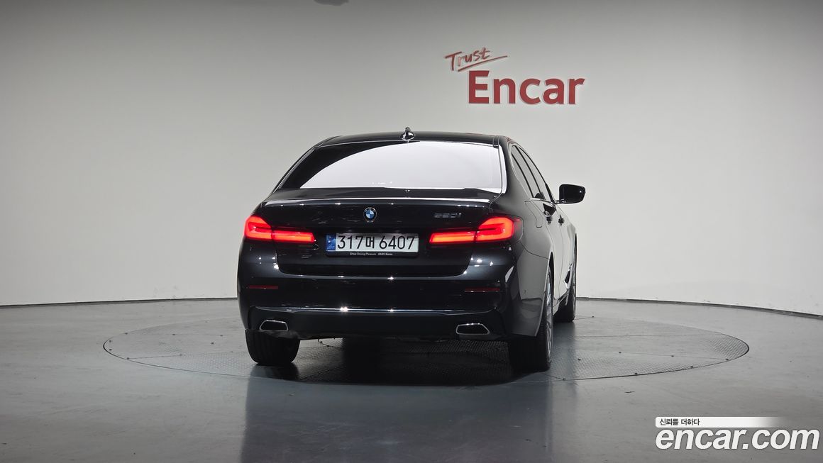 BMW 5-Series 520i Luxury, 2023