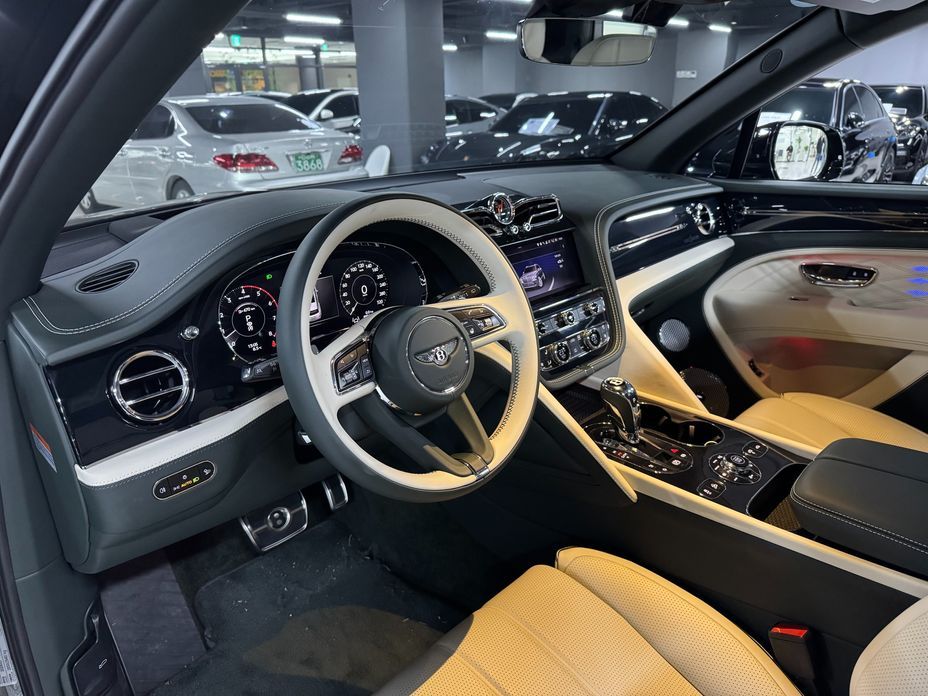 Bentley Bentayga 4.0 V8 EWB First Edition, 2024