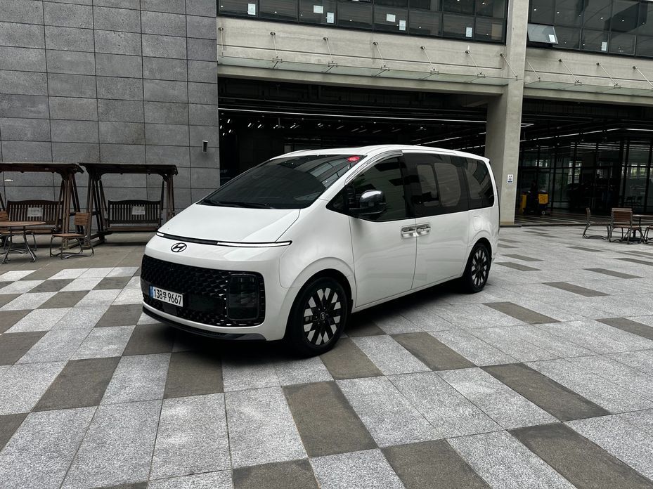 Hyundai Staria 4WD Lounge 9-Seater, 2025