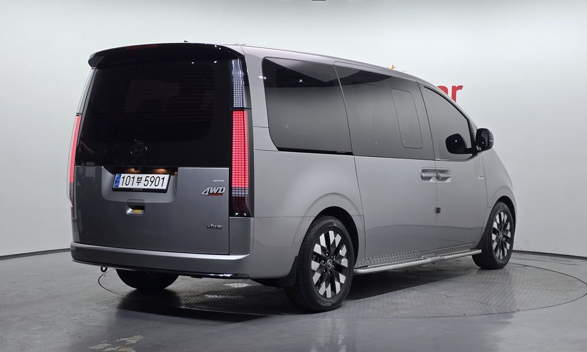 Hyundai Staria 4WD Lounge 9-Seater, 2025
