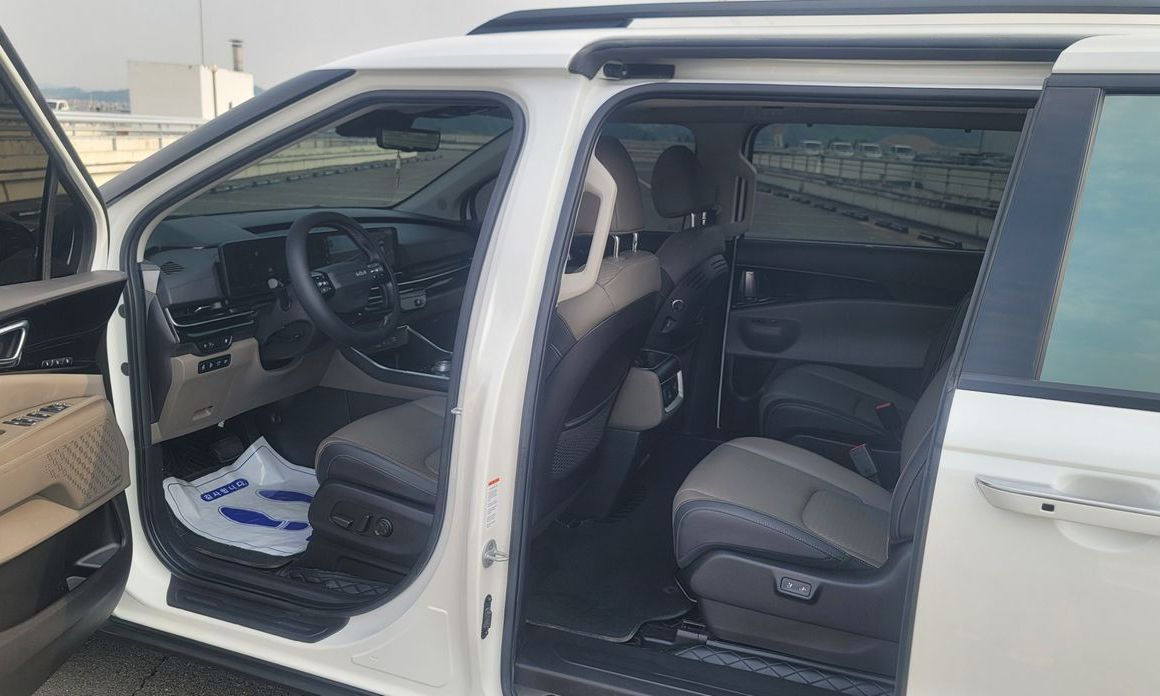 Kia Carnival 9-Seater Gravity, 2025