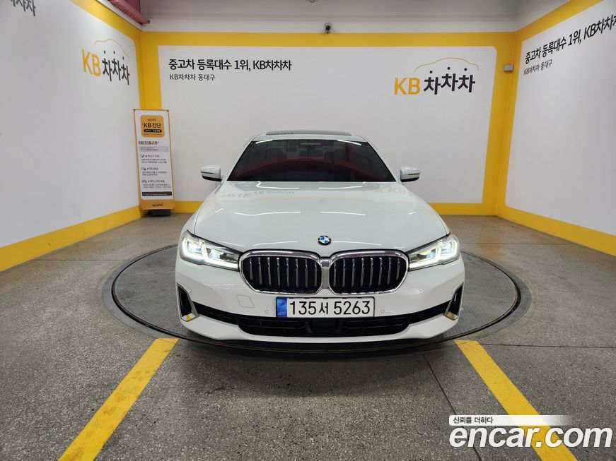 BMW 5-Series 520i Luxury, 2022