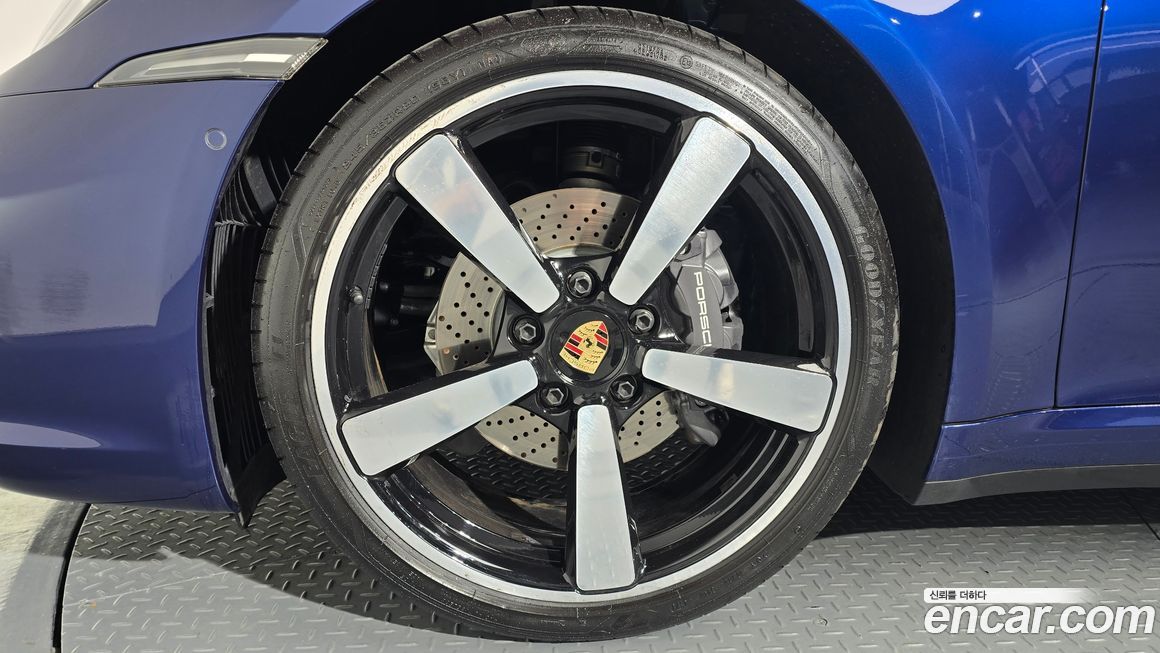 Porsche 911 Carrera 4 Cabriolet, 2024