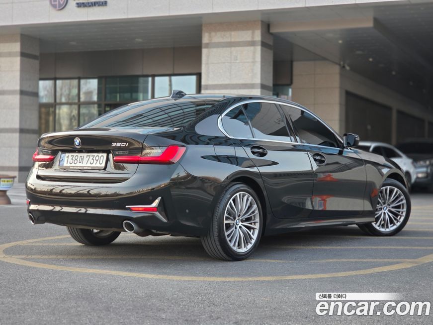 BMW 3-Series 320i Luxury, 2022