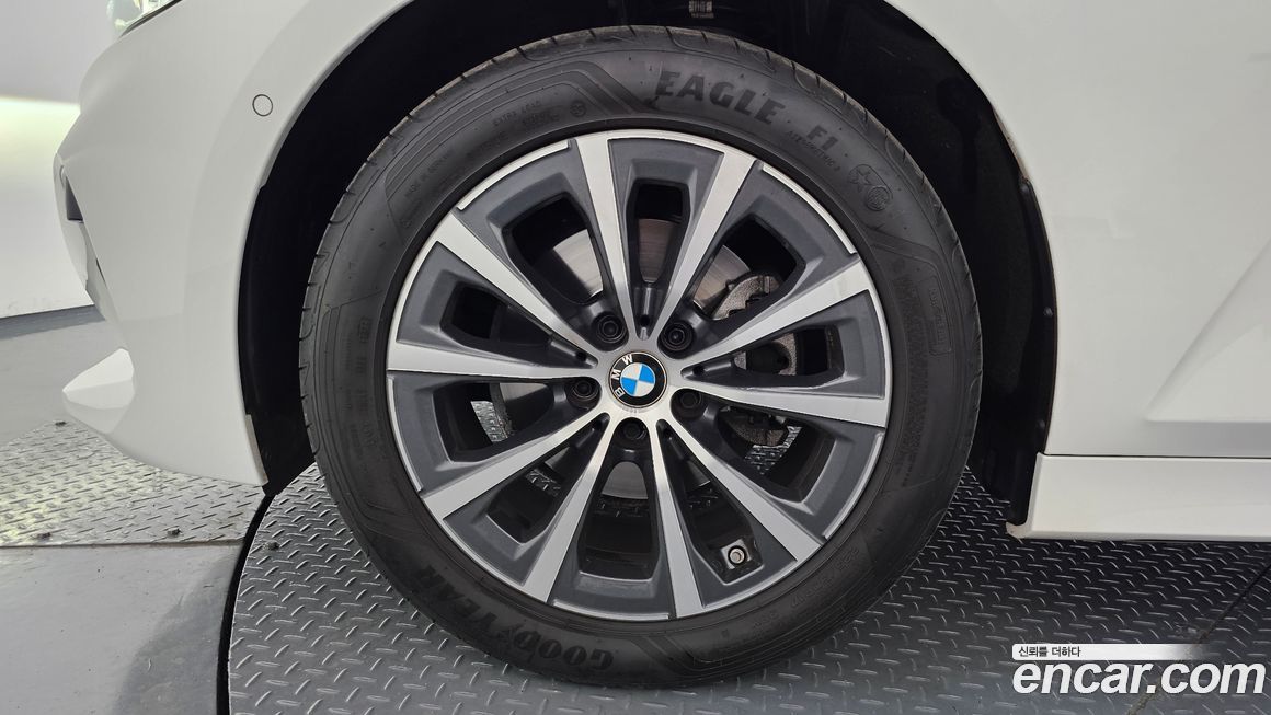 BMW 3-Series 320i Touring, 2024