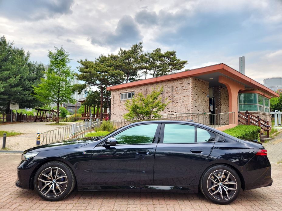BMW 5-Series 523d M Sport, 2025