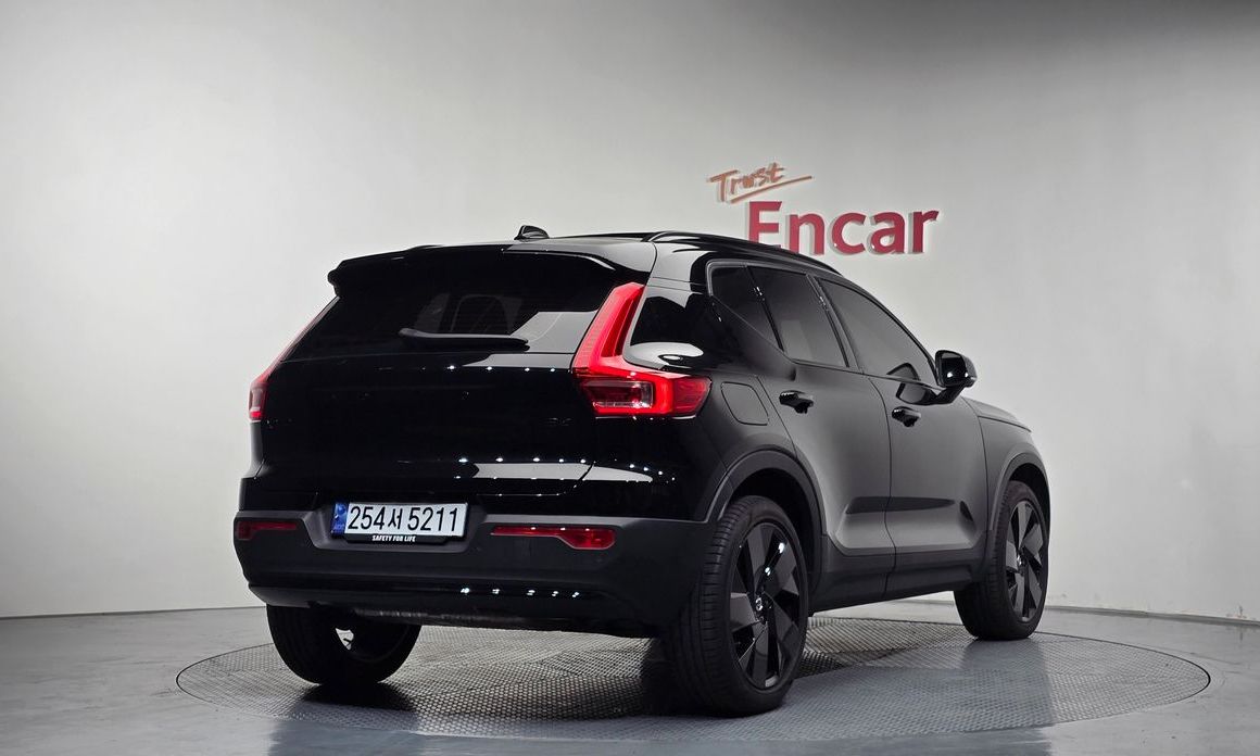 Volvo XC40 B4 Black Edition, 2025