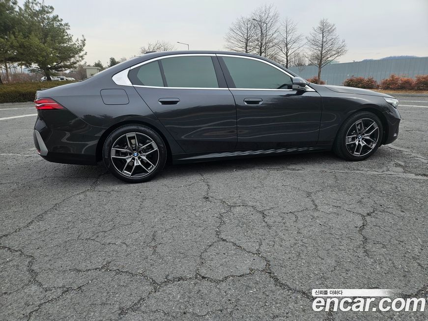 BMW 5-Series 530i xDrive, 2024