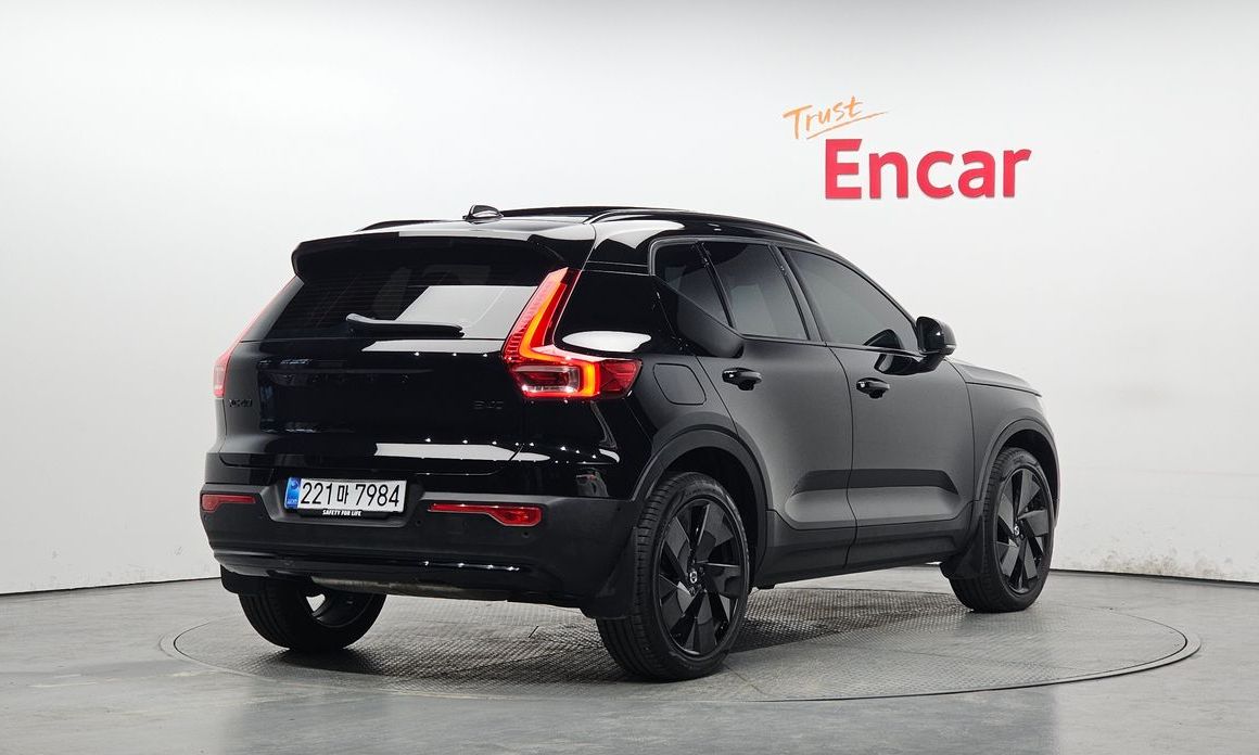 Volvo XC40 B4 Black Edition, 2025