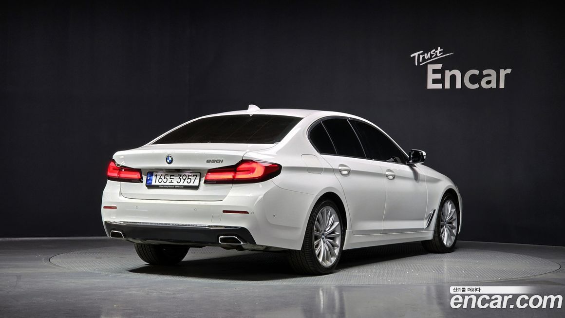 BMW 5-Series 530i Luxury, 2023