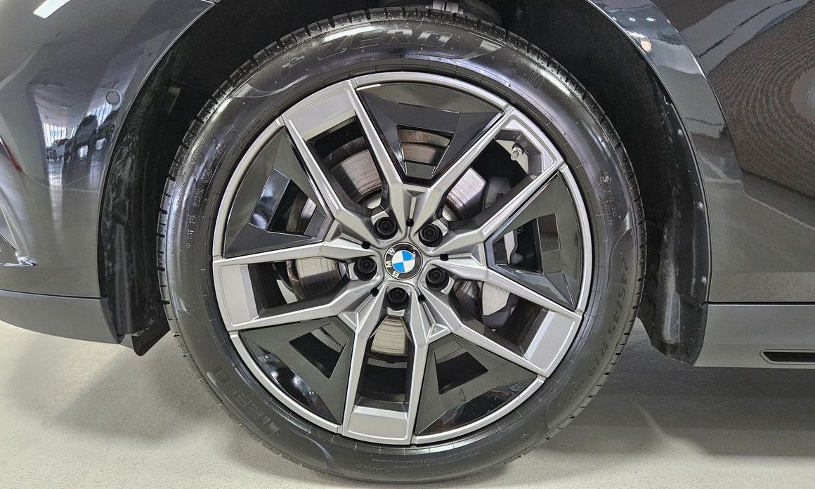 BMW 5-Series 530i xDrive, 2025
