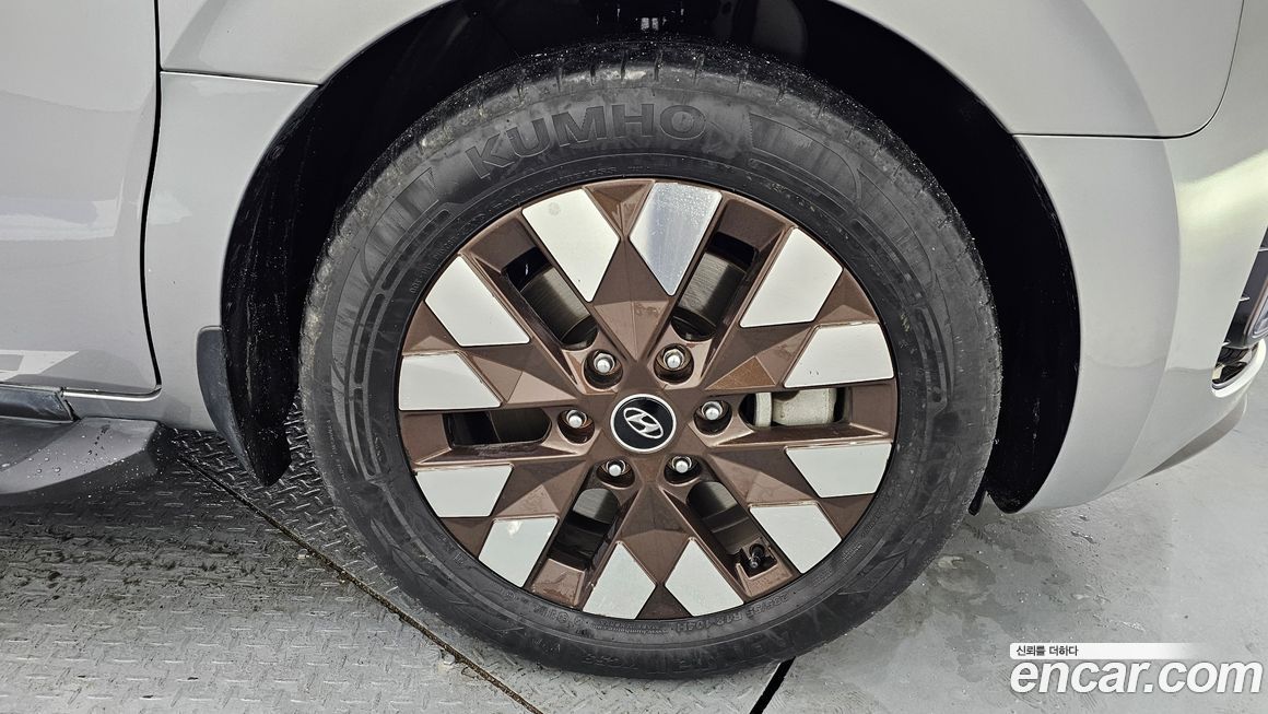 Hyundai Staria 4WD Lounge 9-Seater, 2024