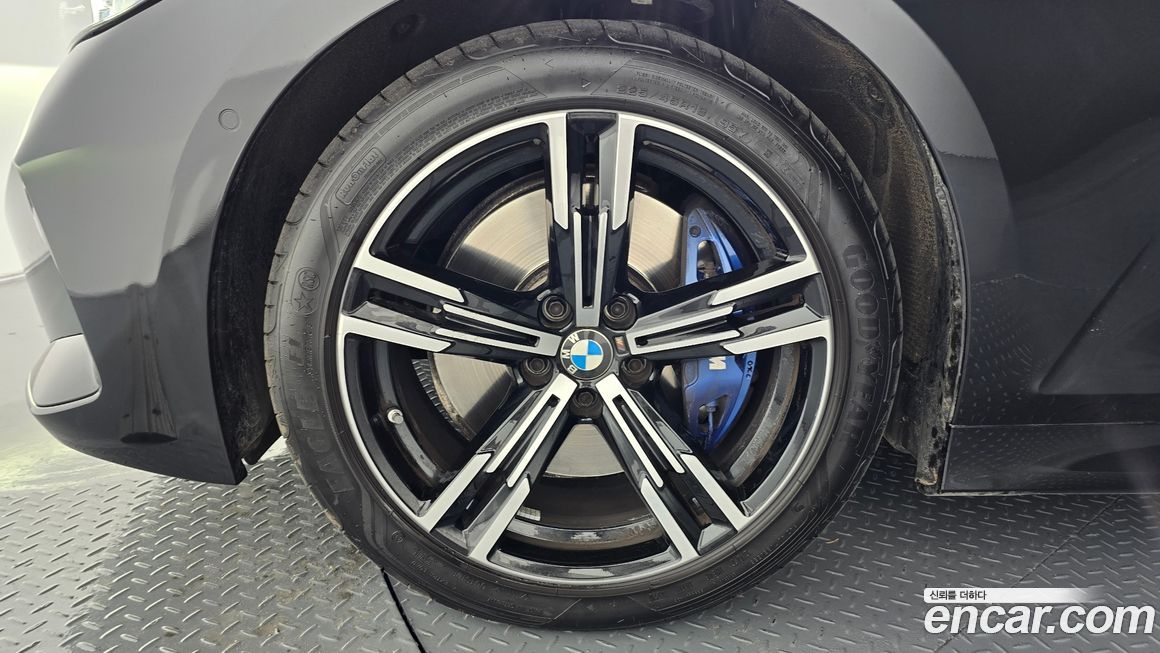 BMW 3-Series 320i M Sport, 2024