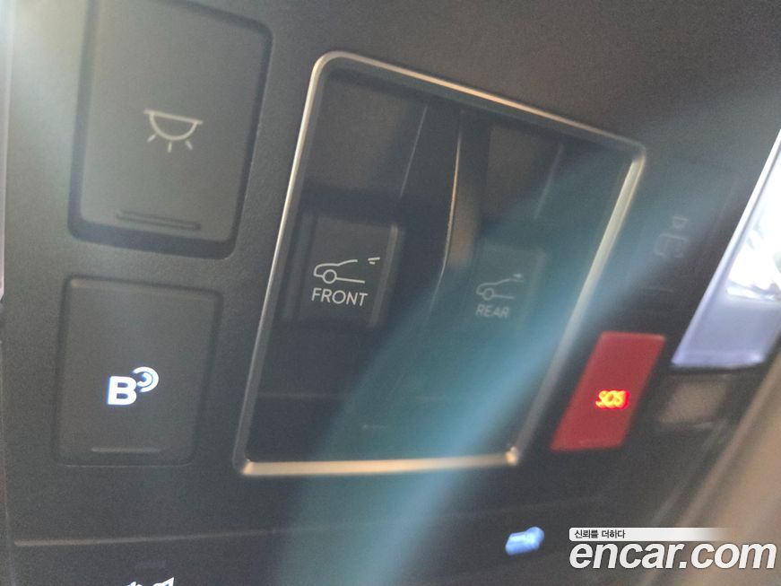 Hyundai Staria 4WD Lounge 9-Seater, 2024