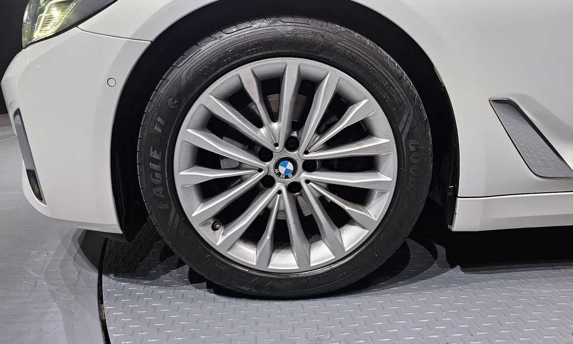 BMW 5-Series 520i Luxury, 2023