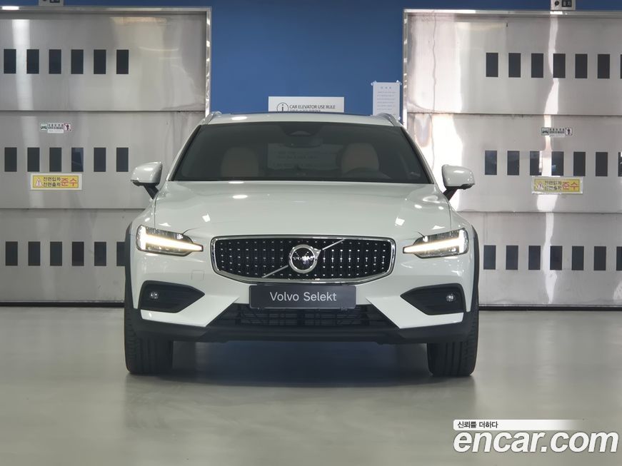 Volvo V60 B5 Ultra AWD, 2025