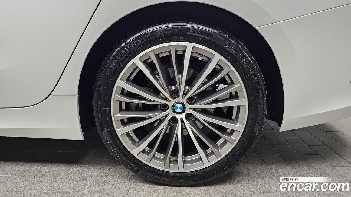 BMW 3-Series 320i Luxury, 2022
