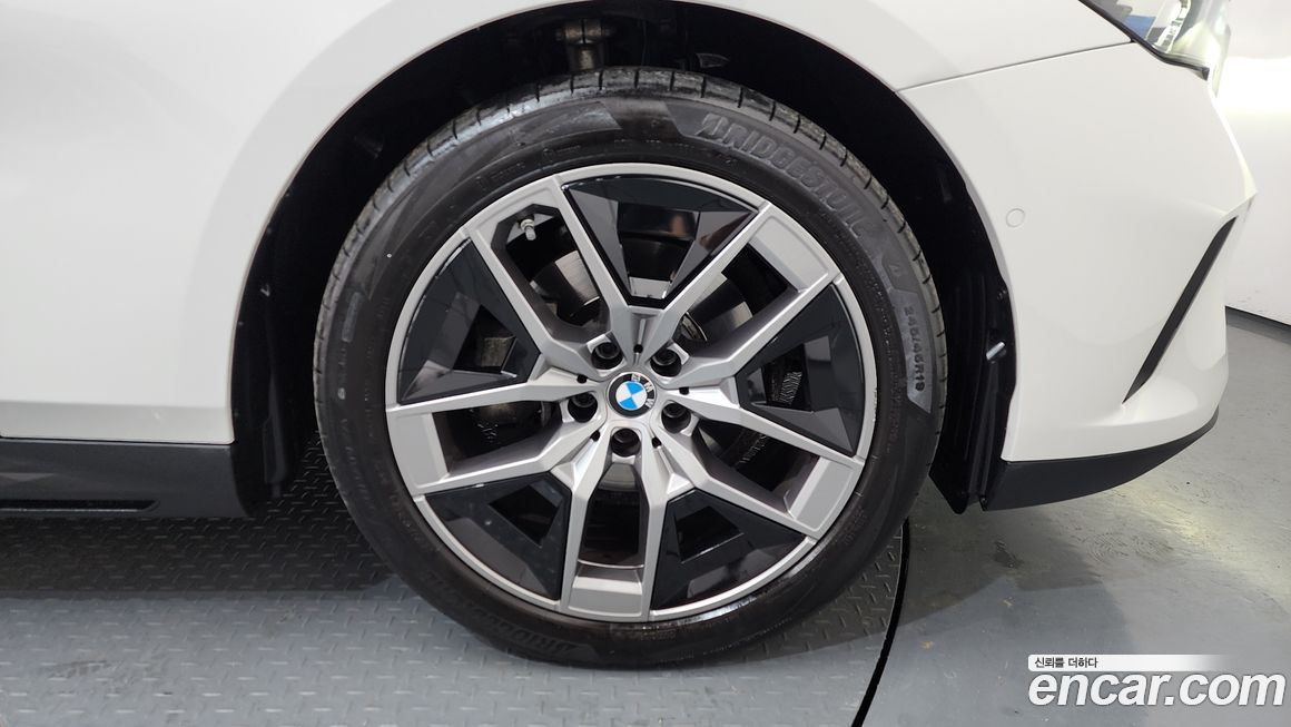 BMW 5-Series 520i, 2024