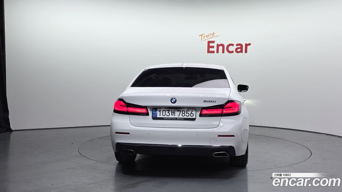 BMW 5-Series 520i Luxury, 2022