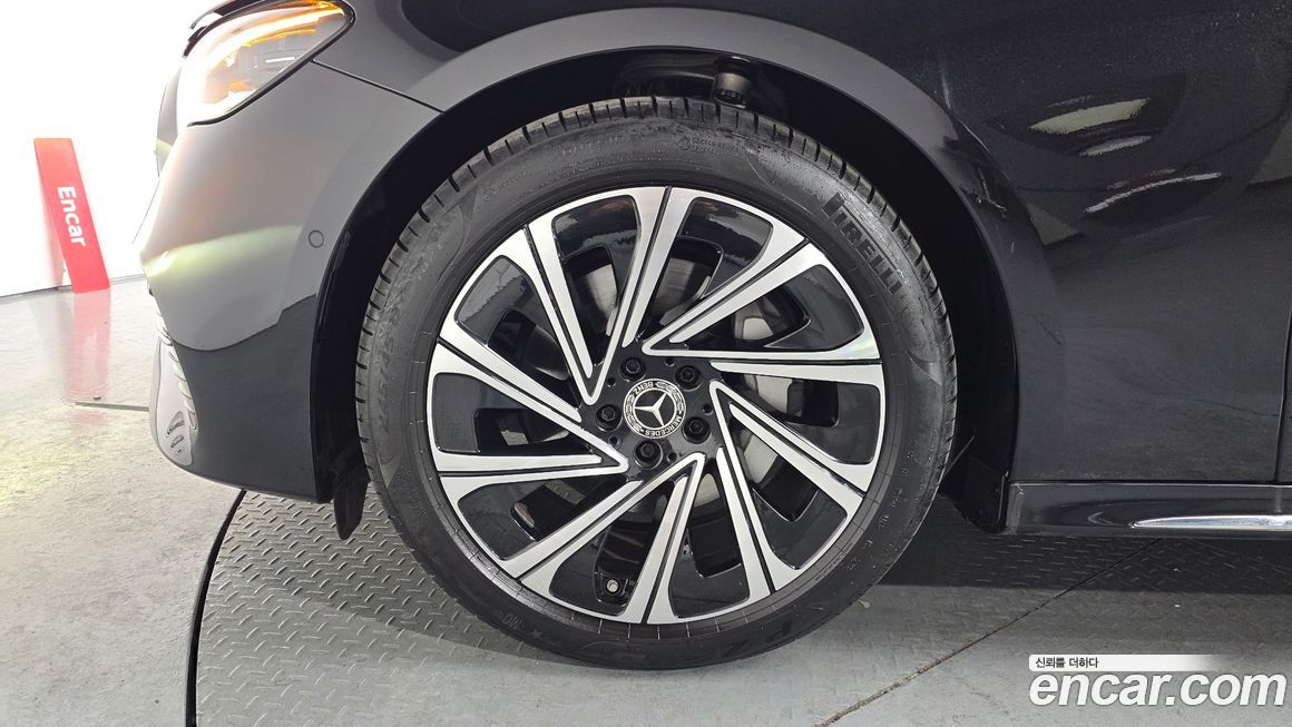 Mercedes-Benz E-Class E300 4MATIC Exclusive, 2025