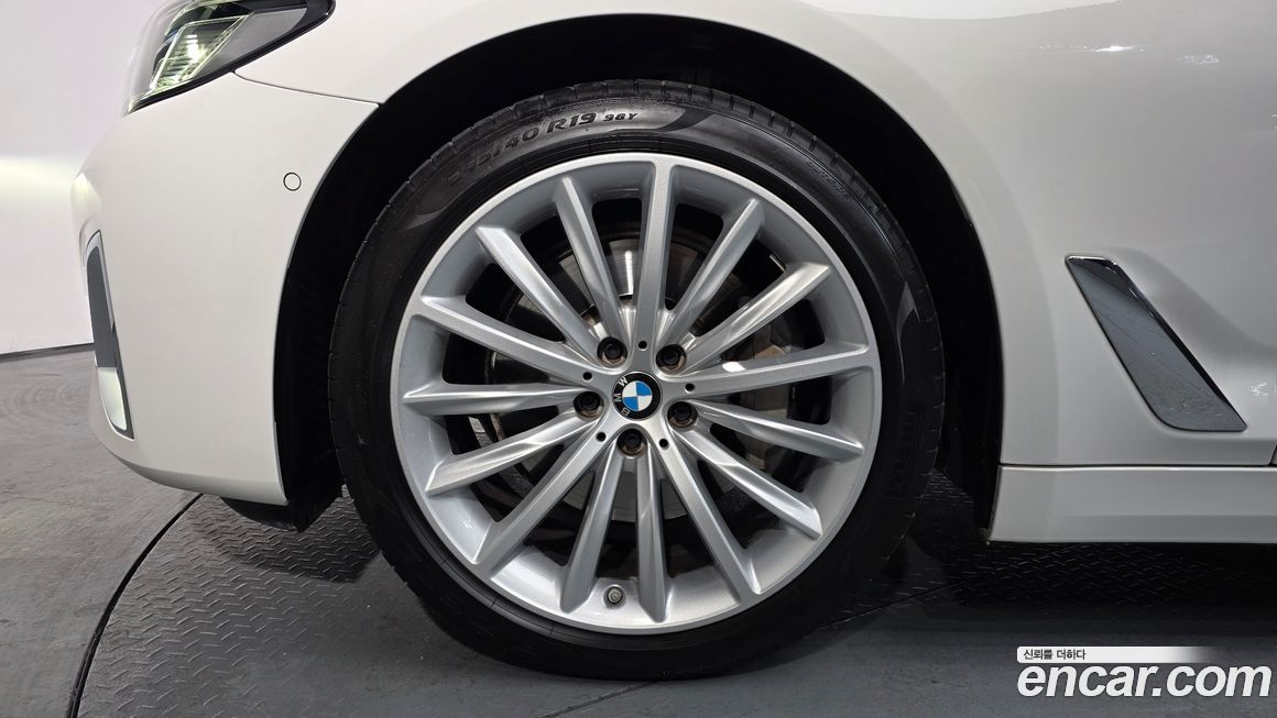 BMW 5-Series 530i Luxury, 2023